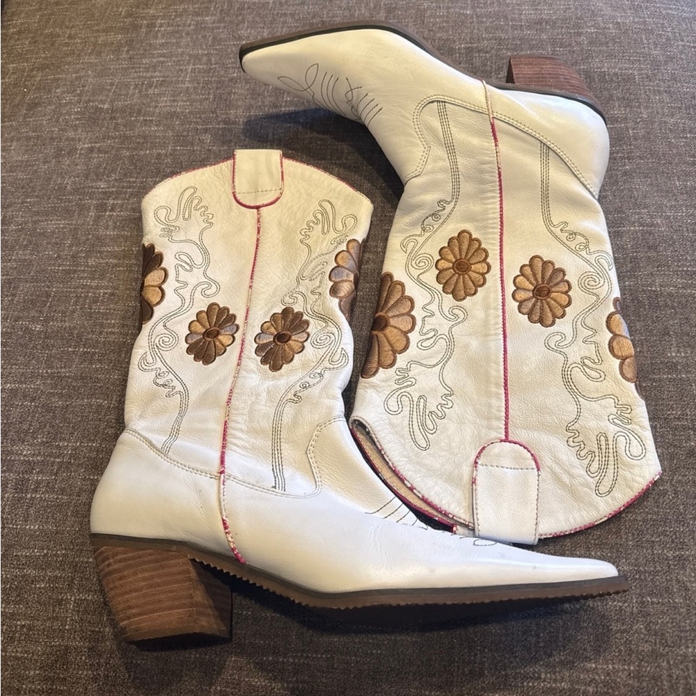 Adorable one of kind white Rebels cowboy boots. 9.5. Vintage. Condition in pics